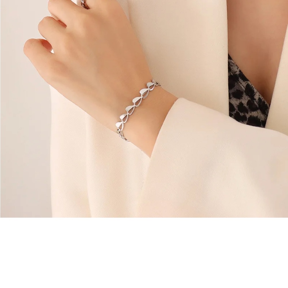 Hollow heart bracelet